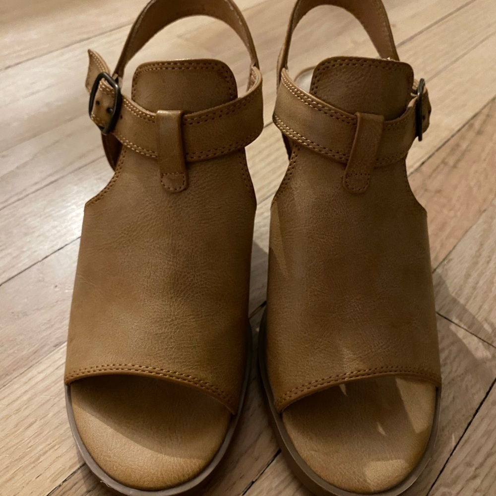 New Frye and Co Women's Tan Open-Toe Sandals - Picture 2 of 5
